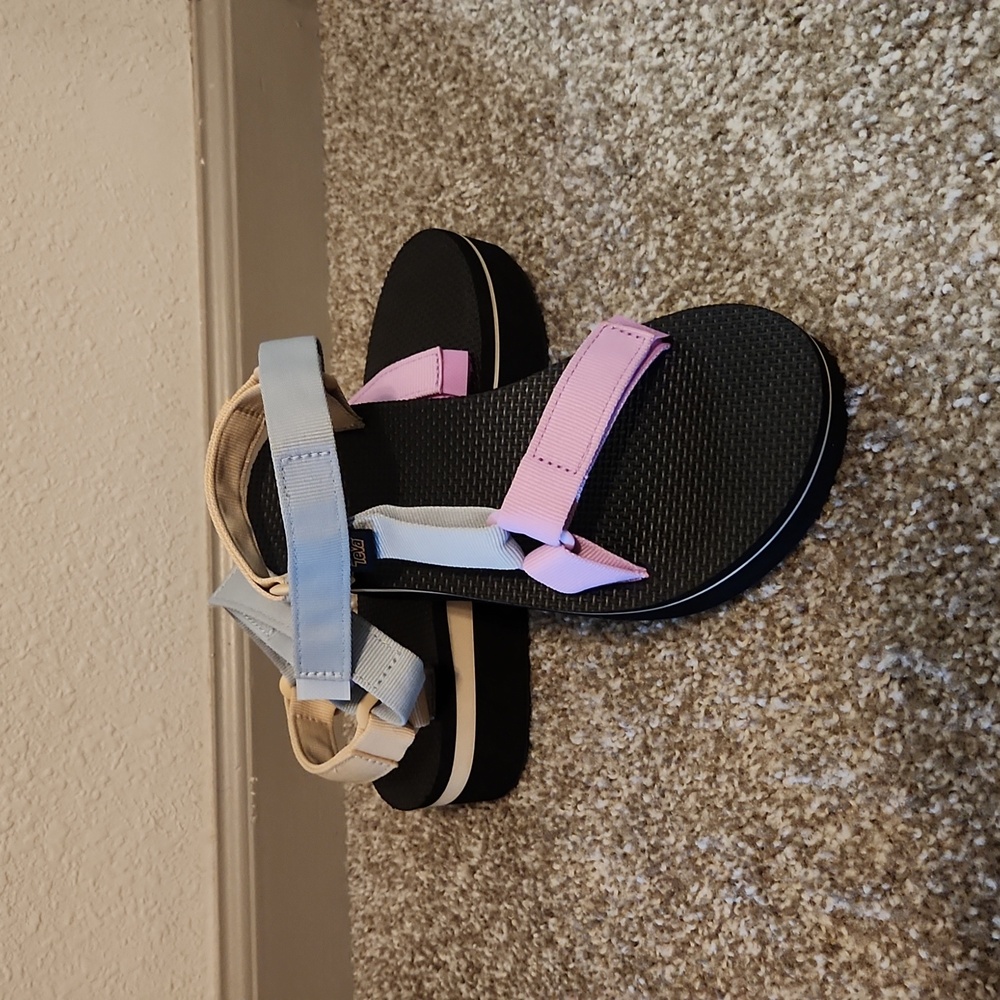 BRAND NEW Womens Teva platform sandals
